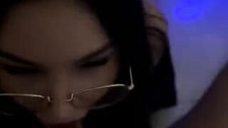 Novinha de óculos ajoelhou pra fazer um boquete babado no