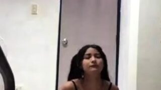 Novinha magrinha gulosa sentando no consolo enorme com a