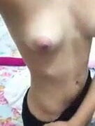 Novinha mostra os peitos